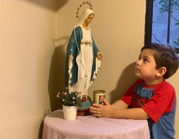Niño Rezando y contemplando a María hablar con jesus de María