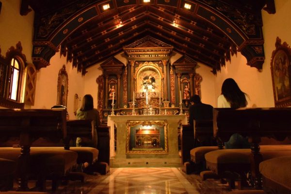 Vela al Santísimo, padre nuestro, cura